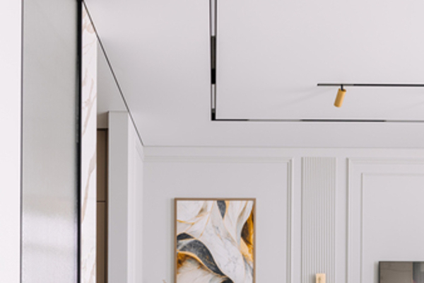 Теневой натяжной потолок в спальне