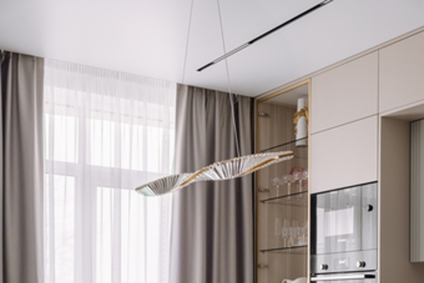 Теневой натяжной потолок в спальне