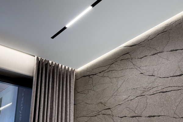 Карниз для штор на потолке на кухне