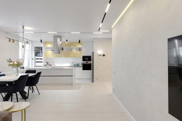 Карниз для штор на потолке на кухне