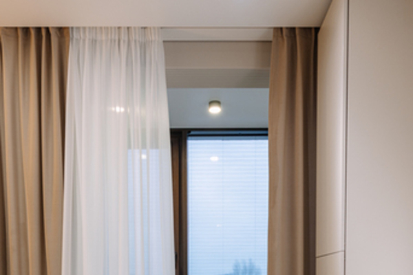 Теневой натяжной потолок в спальне