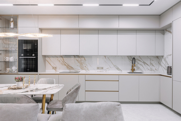 Теневой натяжной потолок в спальне