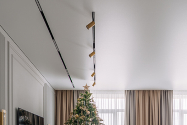 Теневой натяжной потолок в спальне