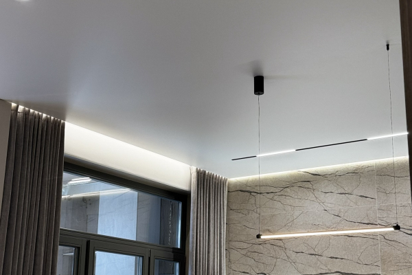 Потолок со скрытым карнизом для штор